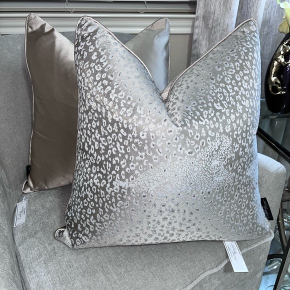 1-NWT CELEBRITY HOME CHEETAH
DECORATIVE PILLOWS (Read description for details) - Picture 6 of 17